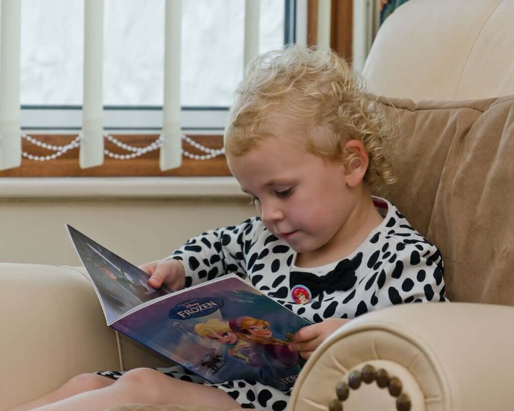 koltukta kitap okuyan çocuk
