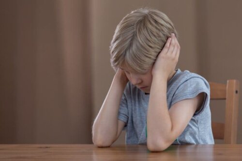 kulaklarını kapatan bir erkek çocuğu