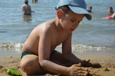 plajda oynayan çocuk