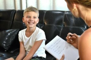 Seansta bir çocuğu dinleyen psikolog kadın