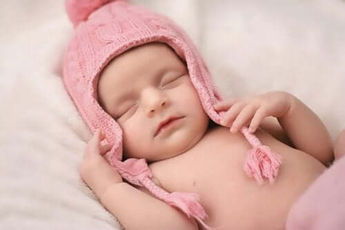 Yeni doğan bebeğiniz için uyku pozisyonları