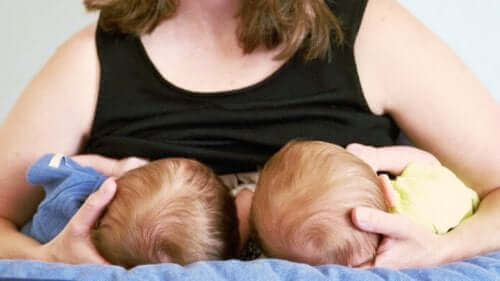 Tandem emzirme: İki kardeşe birden hediye