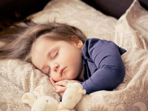 kız çocuk uyuyor peluş oyuncaklar