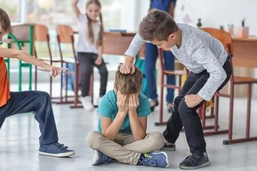 çocuk arkadaşına fiziksel şiddet uyguluyor