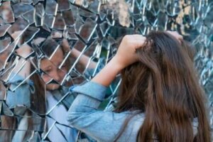 Çocukluk Çağı Şizofrenisi: Belirtileri, Nedenleri ve Tedavisi