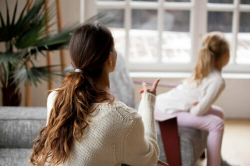 çocuğuna kızan anne