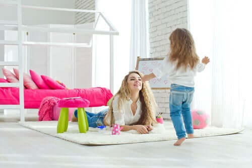 evladıyla oynayan anne