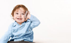 cep telefonu ile konuşan çocuk