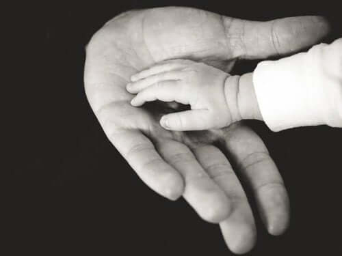 ebeveyn ve bebek eli içiçe