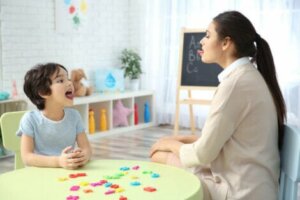 Öğretmenle r sesi çalışan çocuk
