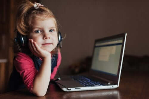 küçük kız laptop