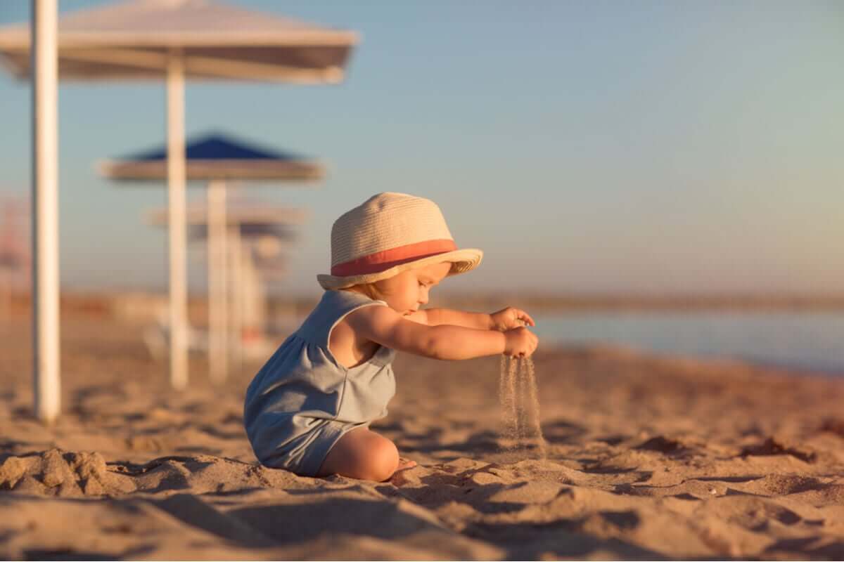 kumda oynayan bebek