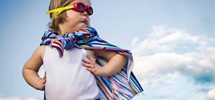 pelerin takmış güçlü çocuk