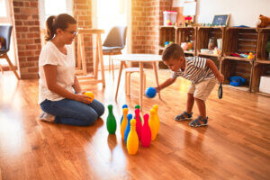 plastik toplarla evde oyun oynayan anne ve çocuk