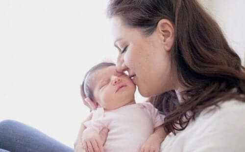 yavrusunu öpen bir anne