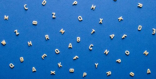 maci arkaplanda harfler