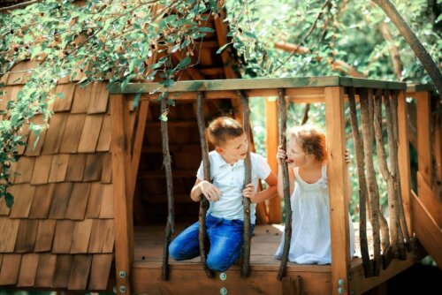 Bir ağaç evde oynayan iki çocuk.