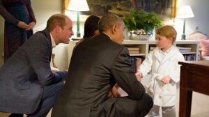 Başkan ve Prens eğilerek konuşuyor