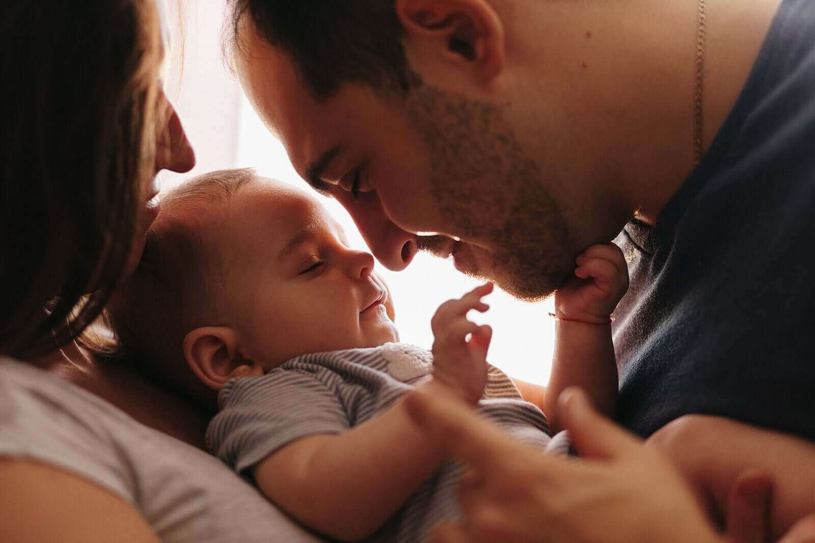 Anne ve babası arasında duran bebek