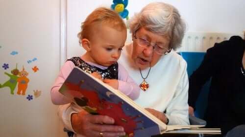 büyükanne ile kitap okuma