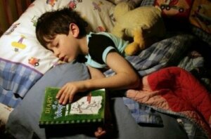 bir çocuğu kitap ile uyutmak