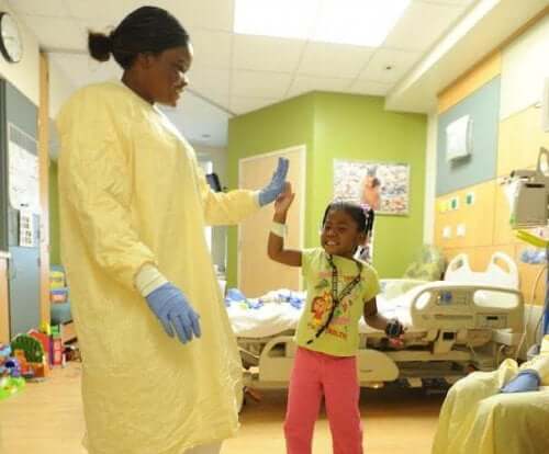 doktor ve küçük kız çocuğu