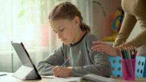 Evde Ders Çalışmak: Çocukları Motive Etmek İçin 6 Taktik
