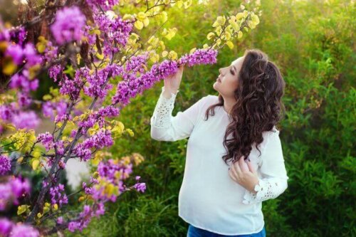 hamile kadın mor çiçek koku