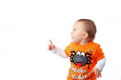 işaret eden bir bebek