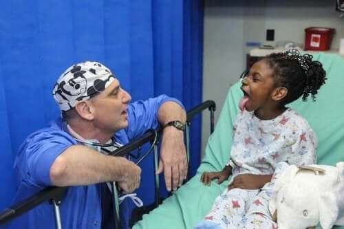 hastanede dilini çıkarmış çocuk ve doktor