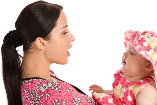 annesinin kucağında şapkalı bebek ve evrimsel dil bilimi