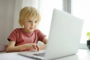 Bir çocuk laptop kullanıyor