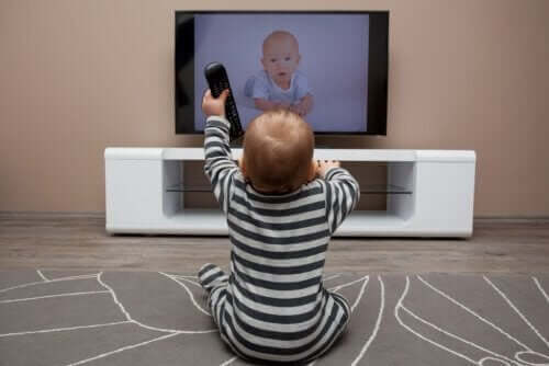 çocukların çok fazla televizyon izlemesi: televizyon izleyen bebek