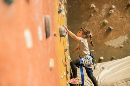 tırmanış yapan çocuk