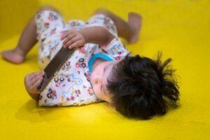 Telefonla oynayan çocuk