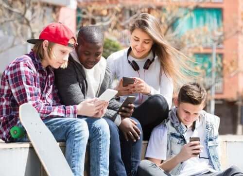 Sosyal Ağlar Kullanan Gençler için Tehlikeli Trendler