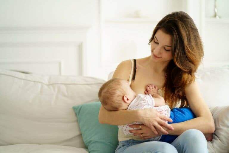 bebeğini emziren anne