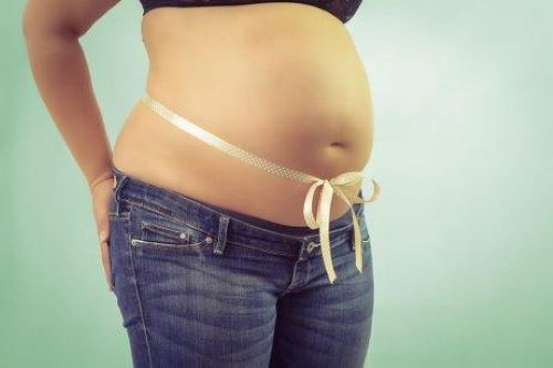 Belinin ölçüsünü alan hamile kadın
