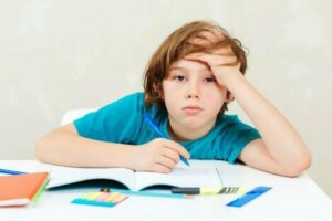Ödev yaparken bunalmış çocuk
