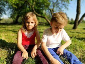 çimlerde oturan kız ve erkek çocuğu sosyal teoriler 