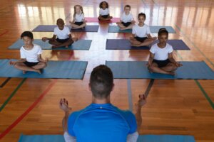 çocuklara yoga yaptıran öğretmen