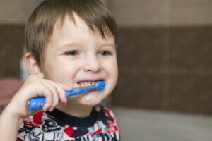 Dişini fırçalayan çocuk