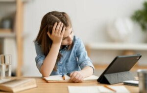 Ödev yapmaktan sıkılmış çocuk