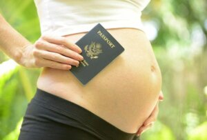 hamile kadın ve pasaportu