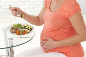 hamile kadın yemek yiyor