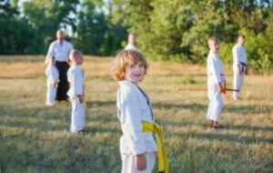 Açık havada eğitmenle kung fu yapan çocuklar