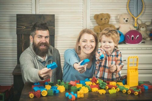 Legolarla oynayan bir aile.