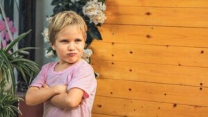 Kollarını kavuşturmuş meydan okuyan bir çocuk