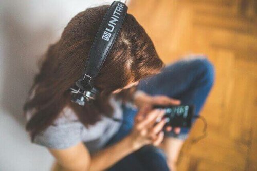 müzik dinleyen genç kız