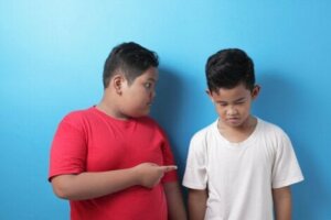 Arkadaşını rahatsız eden çocuk
